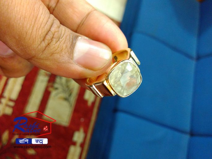 Yellow Sapphire Stone (Ceyloni Pokhraz Stone)